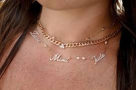 Colliers et chaînes : types et signification