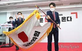 이준석 국민의힘 당대표 후보가 당권 경쟁자인 나경원 후보가 제기한 이준석의 '윤석열 배제론'을 국민의힘 당대표 선거에서 이준석 후보의 지지율이 41.3%로 또 한 번 1위를 기록했다는 여론조사. Excl Olxkcz3dm
