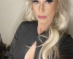 Vicky Comer's Instagram, Twitter & Facebook