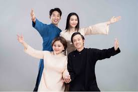 Hoài Linh và dàn cast “Làm giàu với ma” tung bộ ảnh gia đình