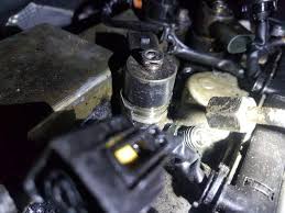 Er ist auf jedenfall feucht, er pustet deutlich spührbar luft heraus und ich bin mir nicht sicher wo. Injektor Gewinde Beim Raus Machen Gebrochen Was Machen Auto Und Motorrad Kfz Motor