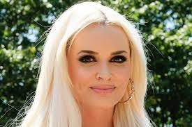 1 października 1986) to niemiecka osobowość telewizyjna reality tv, prezenterka telewizyjna, modelka i piosenkarka. Daniela Katzenberger Die Intimitat Zwischen Lucas Und Mir Ist Dadurch Schwieriger Gala De