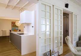 schiebetur zwischen kuche und wohnzimmer aus holz oder glas hangende raumteiler kuche und wohnzimmer schiebetur