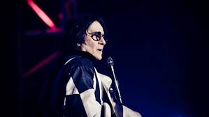 With music streaming on deezer you can discover more than 73 million tracks, create your own playlists, and share your favorite tracks with your friends. Renato Zero La Vetrina Significato E Testo Del Singolo