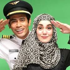 Bersiaran setiap isnin sehingga khamis jam 6.58 petang menerusi saluran tv3 di slot akasia. Miss Kapten Cikgu Waiz Episod 10
