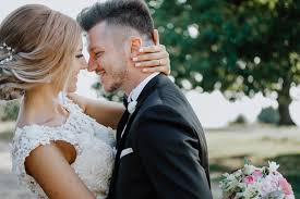 Mireasa le va prinde cocardele nașului, nașei și mirelui, iar. Fotograf Profesionist Nunta Iasi Foto Video Iasi Ciprian Vatamanu