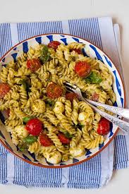 20 Minuten Caprese Nudelsalat Kochkarussell Rezept Nudelsalat Mit Pesto Rezept Nudelsalat Caprese Nudelsalat