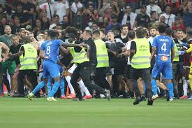 1 day ago · le match entre nice et l'om a dégénéré dimanche soir et a été interrompu après des jets de projectiles sur les joueurs de marseille et l'envahissement de la pelouse par des supporters niçois. 2pcan0pcnfy9dm