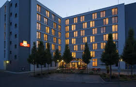All have cable television, minibars, safes, bathrooms with hair dryers, direct dial phones and wireless internet access. Leonardo Hotel Dresden Altstadt Hotel De