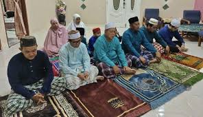 Kad raya (ditegakkan) di atas meja kopi, meja sisi, meja sudut, meja konsol. Raya Dalam Normal Baru Satu Cabaran Lihat Bagaimana Rakyat Malaysia Menyambut Syawal Tahun Ni