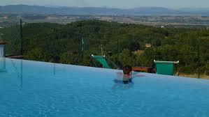In questo sito puoi trovare le migliori offerte di agriturismo toscana , b&b , appartamenti , hotel e country house in toscana a due passi dalle piu' belle città storiche della regione : Particolare Della Bella E Ampia Piscina A Sfioro Con Vista Spettacolare Picture Of Il Gonzeto Agriturismo Montepulciano Tripadvisor