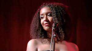 Fabien, le choriste, perturbe un parlles et le fait perdre. Jessie Chanteuse Funk Disco