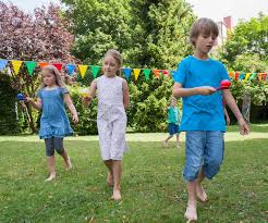 Kinder Spielen Das Ei Loffel Spiel Im Garten Geburtstagsspiele Im Freien Kinder Geburtstagsspiele