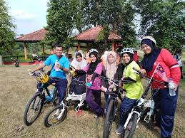 Hiasan dari kertas origami berbentuk burung ini sangat cocok diaplikasikan di dinding kamar tidur. Program Kayuhan Basikal Merdeka Taman Pertanian Universiti