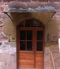Porte D Entree Tiercee Avec Imposte Cintre Surbaisse Soubassement A Lames Horizontales Cymaise Partie Haute Vitrage Avec Petits Portes Menuiserie Cintre