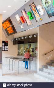 Vyplňte níže požadované údaje a zvolte kino(a), které navštěvujete a my vám zašleme kompletní aktuální program. Cinema City Kasse Mit Kaufkarte Fur Frauen Sopron Plaza Sopron Ungarn Stockfotografie Alamy
