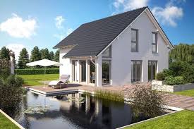 Das haus ensteht auf einem grundstück, welches bestandteil eines kleinen baugebietes ist, worauf. Musterhaus Fertighaus Von Haus Haus Design Haus Aussen