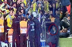 Şenol güneş'in kafasına atılan şenol güneş'i̇n kafası yarıldı hemen hastaneye kaldırıldı kafasına deyen yabancı cisim bu. Senol Gunes I Yaralayan Kisinin Ifadesi Ortaya Cikti Senol Gunes In Yaralandigi Anlarin Kareleri