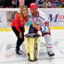 S hokejem začínal v rodném vimperku.v dorostenecké kategorii začínal v jihočeském krajském přeboru, chytal za klub hc český krumlov v ročníku 2006/07. Tragicka Smrt Manzelky Trineckeho Kapitana Petra Vrany Utopila Se V Prehrade Expres Cz