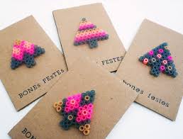 Weihnachtskarte Mit Bugelperlen Gestalten Spannende Bastelideen Fur Tolle Winterliche Motive Weihnachtskarten Basteln Basteln Bastelideen