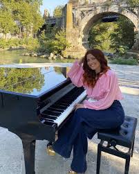 Ecco i duetti della terza serata del festival di sanremo, giovedì 4 marzo, resi noti oggi. Noemi Ieri E Oggi Dai Look Casual Ai Completi Griffati L Evoluzione Di Stile Della Cantante