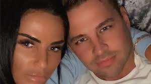 After katie price revealed details of her horror accident in turkey, her daughter princess, whom she katie price and peter andre's daughter princess has posted a heartfelt message to her older brother. Mit Ihrem Freund Carl Katie Price Lasst Zahne Ausbessern Promiflash De