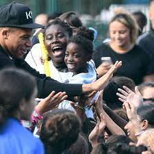 Vidéo hommage et coulisses, depuis ses. Kylian Mbappe Der Franzosische Fussballstar Steht Zu Seiner Herkunft In Der Pariser Banlieue Sport
