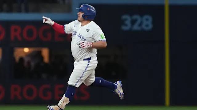 Alejandro Kirk's height makes him one of shortest players in MLB - Yahoo Sports