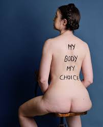 Ik stond naakt aan te schuiven, nam een glas champagne en begon over  koetjes en kalfjes te praten met andere economen | De Morgen