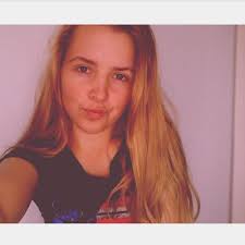 Danielle Kennington's Instagram, Twitter & Facebook