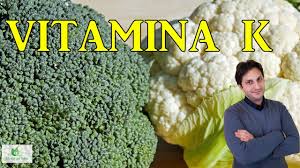 La vitamina k, detta anche naftochinone, fa parte delle vitamine liposolubili, ovvero quelle che vengono assorbite assieme ai grassi alimentari e accumulate nel fegato. La Vitamina K Alimenti In Cui Trovarla Funzioni E Possibili Carenze Youtube