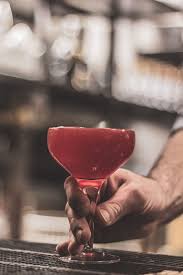 Il primo cocktail analcolico perfetto per l'aperitivo è lo zen bitter, un drink fresco e allo stesso tempo speziato. Come Fare Un Aperitivo Analcolico Alla Frutta Con Anguria Cardamomo E Cetriolo La Ricetta Perfetta Wine Dharma