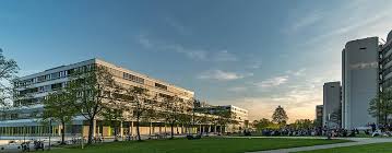 Disiplinlerarası, iletişimsel ve ilham verici bir kampüs üzerinde araştırma, öğretim ve eğitim hizmetleri veren bielefeld üniversitesi 1969 yılında kurulmuştur. Bielefeld University Building Germany Sunset Sky Dusk City Summer Pikist