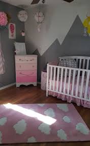 Eine gestrickte wandlampe, rosa kommodengriffe und. Babyzimmer In Grau Und Rosa Einrichten 40 Entzuckende Ideen