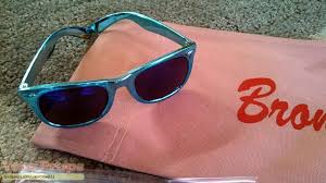 She hooks up with him at the streetfighter marathon at the movies, and their little date turns into a full blown love affair, leading to clarence marrying alabama. True Romance Alabama Worley Sunglasses Original Movie Prop