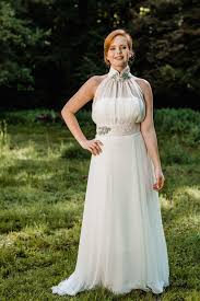 Habt ihr schon erfahrungen mit secondhand hochzeitskleidern /brautkleidern gemacht? Das Aussergewohnliche Hochzeitskleid Anouk Aus Spitze Und Chiffon Ist Inspiriert Durch Malaysische Folklore Dies Brautkleid Spitze Hochzeitskleid Braut Looks