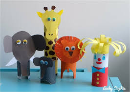 Per prima cosa ho tagliato i rotoli di cartone a spirale (i rotoli di carta casa li ho divisi in due perchè i alcuni modelli di animali (l'elefante hati e la tigre shere khan li ho presi dal libro 365 cose da fare usare il foam è davvero bello, perchè e morbido, maneggevole, facile da incollare e in rilievo rispetto. 1001 Idee Per Lavoretti Con Rotoli Di Carta Igienica