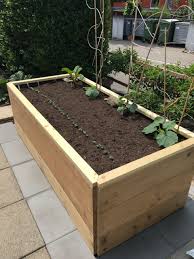 Wie Du Ein Hochbeet Aus Alten Betten Erstellst Lebe Kreativ Hochbeet Garten Hochbeet Garten Pflanzkasten