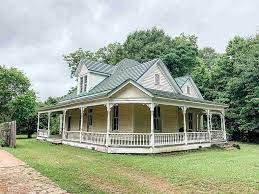 Great Porch Circa 1900 On 1 2 Acre In Monticello Georgia 79 000 The Old House Life Historic Homes For Sale House With Porch Old Farm Houses