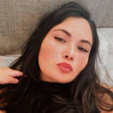 Todo mundo pronto pra ver >>ELA<< em #DonaDeMim? Pode avisar que Mirna  Vargas tá chegando pra causar 🔥 Chama o bombeiro! 🧑‍🚒 📸: Manoella Mello