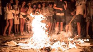 The night of san juan (la noche de san juan) is usually celebrated with music starting in the evening of the 23rd with bonfires and/or fireworks at midnight to see in the 24th. Solsticio De Verano La Noche De San Juan Es La Mas Corta Del Ano