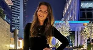 Последние твиты от marcin lewandowski (@mg_schutze). Anna Lewandowska Zadaje Szyku W Cekinowej Spodnicy Poleciala Z Mezem Do Dubaju Na Gale Rozdania Nagrod Globe Soccer Awards