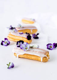 Eclairs With Custard Filling Eclairs Phantasie Desserts Lebensmittel Essen