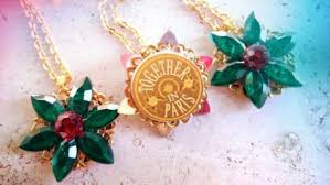 Vind fantastische aanbiedingen voor anastasia music box. The Replica Of The Necklace Together In Paris From Anastasia In Anastasia Spotern