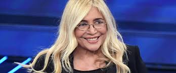 Mara povoleri (born october 20, 1950), better known as mara venier (pronounced ˈmaːra veˈnjɛr), is an italian actress and television hostess. Bufera Su Mara Venier Va Multata Inaccettabile L Abbraccio A Romina Power In Diretta Tv Secolo D Italia
