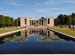 Les noms des soldats sont gravés de façon chronologique du 6 juin au 31 août 1944 sur 160 fines colonnes. Musee Du Cimetiere Americain Colleville Sur Mer Normandie Urlaub Frankreich