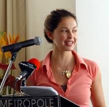 Nicholas nick parsons colpevole d'innocenza a conti fatti rappresenta del buon intrattenimento in puro stile anni '90, con una coppia di protagonisti d'alto profilo e una regia puntuale e ligia al dovere. Ashley Judd Wikipedia