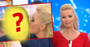 Yüksek lisansını ise kadir has üniversitesi sosyal bilimler enstitüsü'nde hukuk üzerine yaptı. Muge Anli Sezon Finalinde Kardesini Canli Yayina Cikardi Adini Bile Ben Koydum