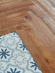 Accordez Un Parquet Massif A Des Dalles De Carrelage Au Motif Authentique Pour Delimiter Les Espaces Et Conferer A Vot Carrelage Motif Carrelage Sol Stratifie