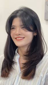 根据脸型给出适合你的发型, 由于这位顾客属于棱形脸型轮廓 额头短 颧骨比较突出 所以选择中长长度的刘海作为修饰颧骨的部分,  由于顾客身高166属于在亚洲女性属于中高的身高 所以选择长发然后添加层次让长发看起来不会那么的单调 这样搭配可以让整体的感觉有所不同 更有气质